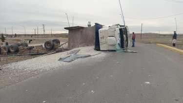 Se quedó sin frenos en un camión y volcó en plena rotonda de Ruta 6 en Roca