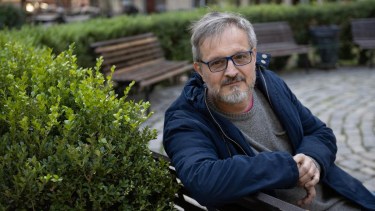 Daniel Riera ha incursionado en diversos géneros literarios, publicando novelas como “Evangelios y apócrifos” y “La menor”, así como guías literarias y libros de crónicas. 