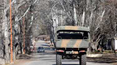 La barrera que se ve al final de la calle marca el inicio del cuartel. Dentro del predio está el barrio militar. Foto Matías Subat.