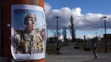 Los carteles que piden justicia por Pablo están en la ciudad de Zapala. (Matías Subat)