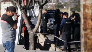 El puesto de diarios impacto contra el hombre. (Gentileza Diario El Sol)