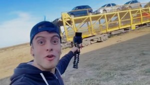 Viajó de Viedma a Bariloche en el Tren Patagónico con el auto: «Hay que hacerlo una vez en la vida»