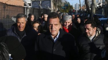 Massa se acercó a una escuela de Tigre y votó antes de las 9 de la mañana. Foto Télam.