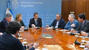 Sergio Massa anunció un acuerdo para congelar los combustibles, de cara a las elecciones