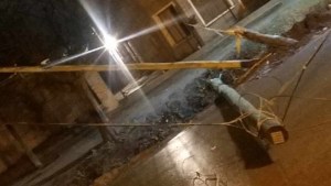 Chocó un poste y abandonó el auto esta madrugada en Cinco Saltos
