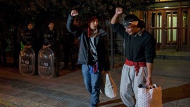 El 29 de noviembre de 2017, Fausto Jones Huala y Lautaro Alejandro González (a la derecha) recuperaron la libertad, pero quedaron imputados por usurpación y atentado agravado contra la autoridad por el uso de armas. (foto de archivo)