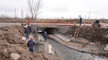El municipio  trabaja en la zona norte de la ciudad con la ampliación del puente de calle Rimmele y Juan Domingo Perón. Foto: Gentileza. 