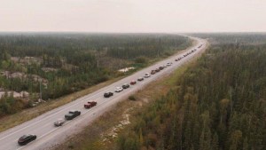 Incendios en Canadá obligan a evacuar una ciudad y poner bajo alerta una región