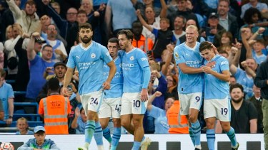 Julian Alvarez abrió la cuenta para el City con un golazo. (AP Photo/Dave Thompson)