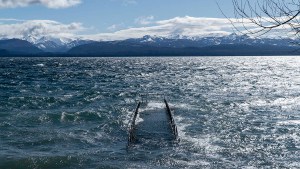 Por qué está tan crecido el lago Nahuel Huapi