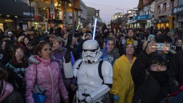 Decenas de jóvenes y chicos desfilaron en agosto caracterizados como los personajes de las series animadas y comics por la calle Mitre de Bariloche. Foto: archivo