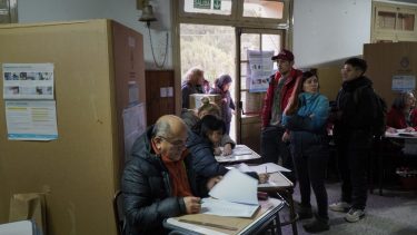 Recién a media mañana estaban todas las mesas conformadas en las escuelas de Bariloche, donde hubo mucha demora. Foto: Marcelo Martinez