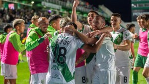 Banfield goleó a Rosario Central y empezó a alejarse del fondo de la tabla