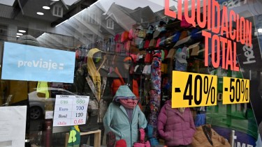 Las vidrieras de los comercios de calle Mitre exhiben la cotización en cuatro monedas. Foto: Chino Leiva