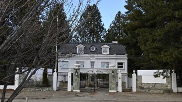 Los portales de acceso de los barrios privados en Bariloche están en distintos puntos de la ciudad, la seguridad es una de las claves. Foto: Chino Leiva