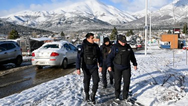 La Policía de Río Negro reforzó presencia en las calles y supermercados de Bariloche. Foto: Chino Leiva