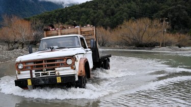 Rubén Monsalve se compró un camión para poder afrontar cada crecida del río. Foto: Chino Leiva