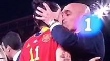 Imagen de El presidente de la Federación de Fútbol de España «besó» a una jugadora y se desató la polémica