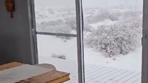 Video: mirá qué belleza este amanecer con nieve en una playa escondida de El Chocón