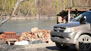 Los vecinos colocan "barricadas" en los ingresos de las casas para evitar que el agua ingrese. Foto: Florencia Salto
