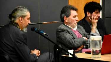 Pablo Iribarren (en el medio) es el defensor de Marques, fue juez de Cipolletti en el triple crimen. (fotos Matías Subat) 