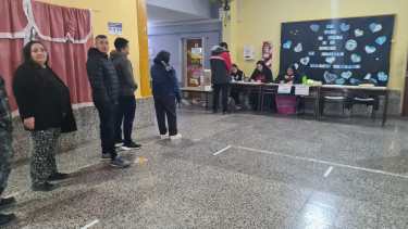 Empezó con poca concurrencia aunque con el correr de las horas, se sumaron los electores. (Foto: Andrea Vazquez)