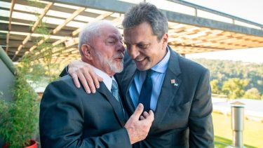 Massa viajó a Brasil para reunirse con Lula.