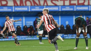 Rollheiser metió dos goles y sigue de racha.
