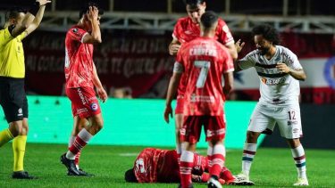 Marcelo vio la roja tras la dura lesión de Luciano Sánchez.