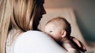 La lactancia materna exclusiva durante los 6 primeros meses de vida es la mejor solución para los bebés. Luego se suman alimentos adecuados, pero la lactancia se debería mantener hasta los 2 años