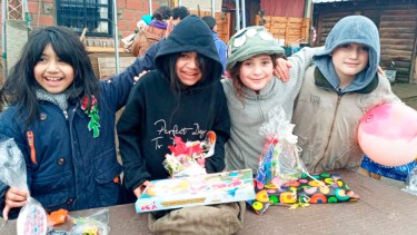 Niños y niñas de tres merenderos recibieron juguetes en una acción solidaria del Teleférico Cerro Otto. Gentileza