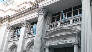 Volvieron a subir el dólar oficial tras tres meses de congelamiento: qué devaluación se prevé después del balotaje
