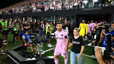 La hija menor de Beckham salió a la cancha del Inter Miami junto a Messi. 