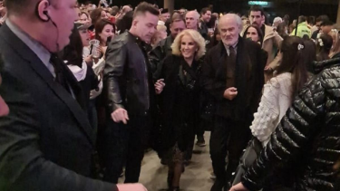 Luis Miguel bajó del escenario para saludar a Mirtha Legrand. 