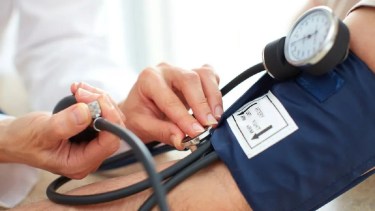 La toma de presión arterial para adultos mayores es clave para detectar enfermedades a tiempo.- Archivo.
