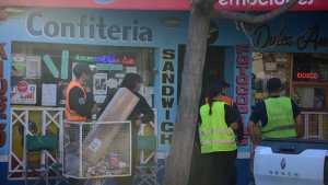 Tres adolescentes se pelearon en pleno centro de Roca y una madre intervino