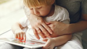 El debate por los “niños iPad”: ¿herramienta educativa o problemas disfrazados de entretenimiento?