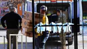 Cómo se hizo el reparto de urnas en Roca: te lo mostramos en fotos