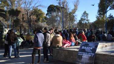 Los hechos de violencia generaron el reclamo y la movilización de los padres y jóvenes en Roca. Foto. Juan Thomes 