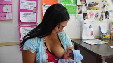 Emilia dándole la teta a su bebé. Foto: Andres Maripe.