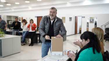 Rodolfo Aguiar emitió su voto esta mañana en Roca. Foto: Prensa ATE