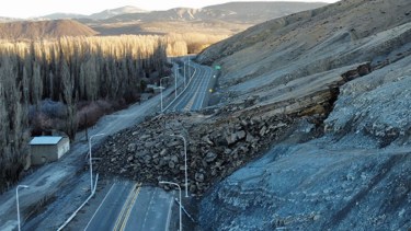 El derrumbe de un cerro en Neuquén,  hirió a cuatro personas e inhabilitó la Ruta provincial 43. Foto: Martín Ortiz. 