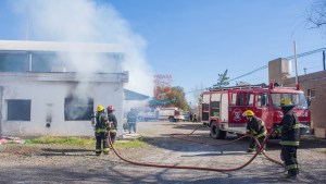 Bomberos apagaron un incendio que afectó a dos oficinas en Roca