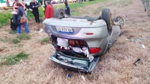 Volcó una familia de Neuquén sobre la Ruta 5, cerca de Chivilcoy