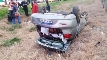 Los cinco ocupantes del auto lograron salir por sus propios medios. Foto: Mercedes Ya. 