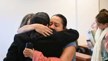 Odra es migrante y tiene dos hijos. Al terminar la audiencia se abrazó con su abogada, Silvana Colipi. Foto Florencia Salto.