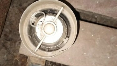 El objeto hallado este viernes en un cesto de basura, cerca de una escuela en Mar del Plata. Foto: NA. 