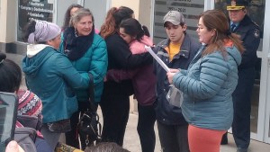 Murieron dos niños y su abuela por un incendio en Senillosa: suspenden clases y hay protesta