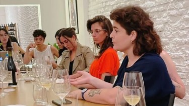 En Argentina, Barmaids hace referencia a mujeres que se desenvuelven en el circuito gastronómico.
