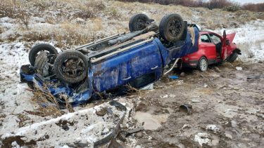 La nieve, y en algunos casos la impericia, favorecieron los accidentes de tránsito este sábado. Foto: Defensa Civil. 